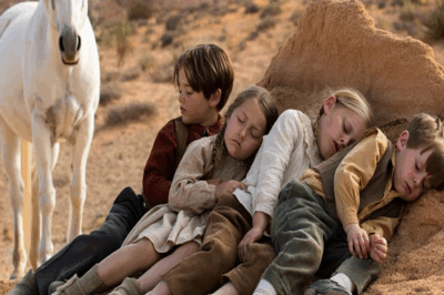 HOMBRE RICO ABANDONA A SUS 4 HIJOS ENFERMOS EN EL DESIERTO, pero el CABALLO lo vio todo y…