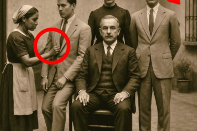 En La Foto De 1923, Una Criada Arregla El Cuello Del Joven Heredero—Su Secreto Duró Tres Generacione